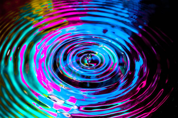 superficie dell'acqua increspata multicolore - alto contrasto foto e immagini stock