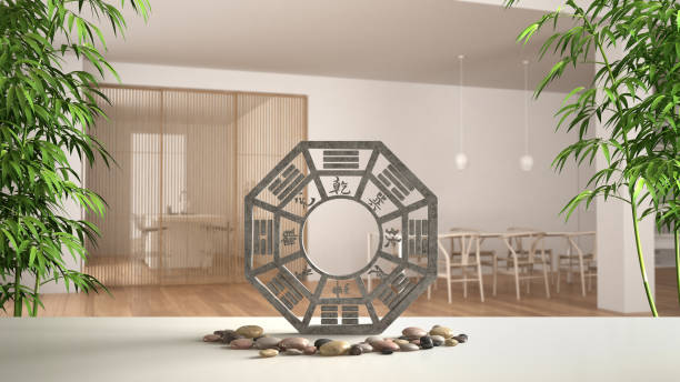 estante de la mesa blanca con ba gua, piedra del guijarro y plantas de bambú, sala de estar blanco y madera minimalista con mesa de comedor, diseño de interiores concepto zen, feng shui plantilla idea fondo - fengshui fotografías e imágenes de stock