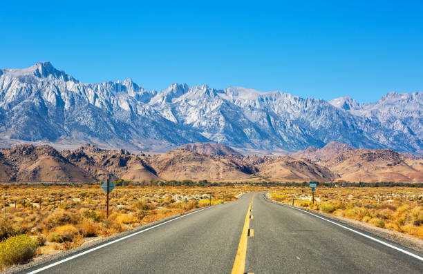 アラバマの丘とシエラ ・ ネバダ山脈の背景には、アメリカ合衆国カリフォルニア州インヨー郡の岩とローンパイン近く空道。 - ホイットニー山 ストックフォトと画像