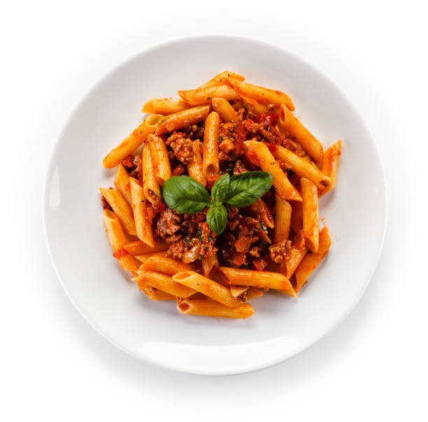 pasta con carne, salsa de tomate y verduras - penne fotografías e imágenes de stock