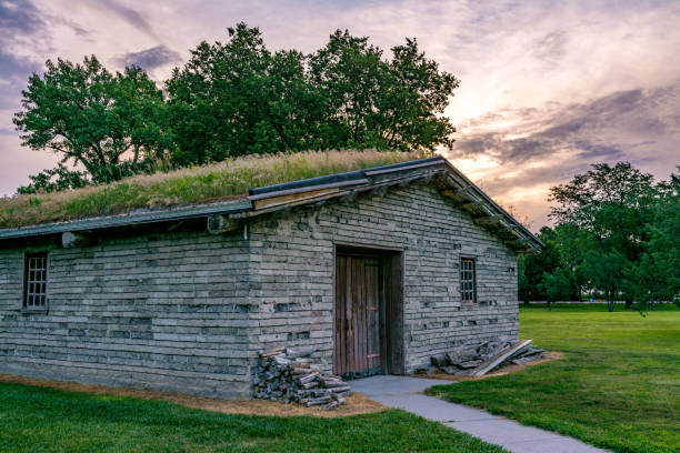 Military quarters made from mud bricks with a sod roof at sunrise Dramatic skies of sunrise over a an old building with sod roof kearney nebraska stock pictures, royalty-free photos & images