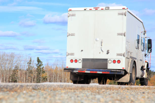 caminhão blindado em uma vista traseira da estrada - armored truck - fotografias e filmes do acervo