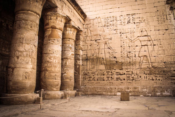 magnifique temple antique de medina-habu. egypte, luxor. - bas relief photos et images de collection