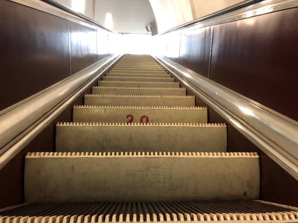 escalier, marches, escaliers, lumière, métro - railroad station escalator staircase steps photos et images de collection