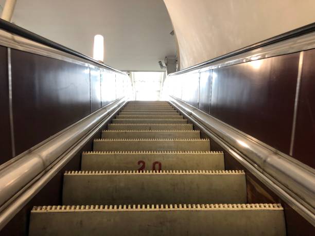 escalier, marches, escaliers, lumière, métro - railroad station escalator staircase steps photos et images de collection