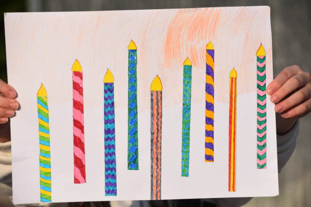 uma garota apresenta um desenho de velas de chanucá - hanukkah menorah human hand lighting equipment - fotografias e filmes do acervo