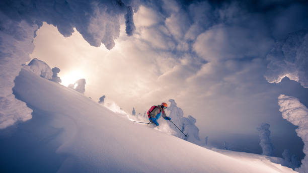 powder-skiing - skiing powder snow flash snow stock-fotos und bilder