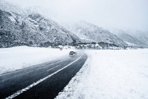 2018, okt 12 - new zealand, mount cook village, atphalt straße im winter mit nebligen zustand. - winterroad stock-fotos und bilder