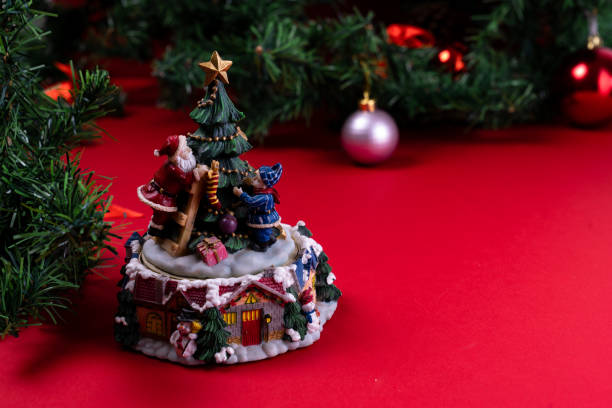 vecchio carillon di natale che gira, ghirlanda e albero, ornamenti in sottofondo, primo piano - carillon natale - carillon natalizi