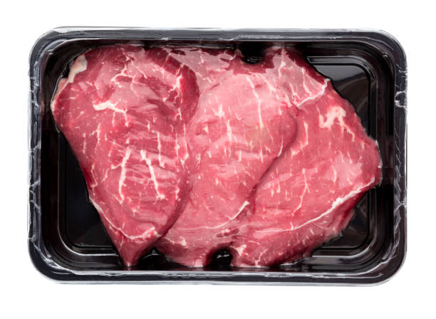 흰색 배경에 진공 포장 쇠고기 흰색 바탕에 격리 된 저장소에서의 대리석된 쇠고기 - white black plastic packaging 뉴스 사진 이미지