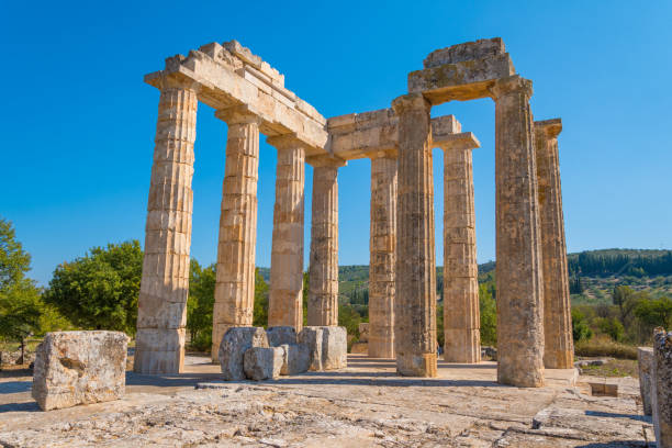 tempio di zeus nel sito archeologico di nemea nel peloponneso, grecia. - temple of heracles foto e immagini stock