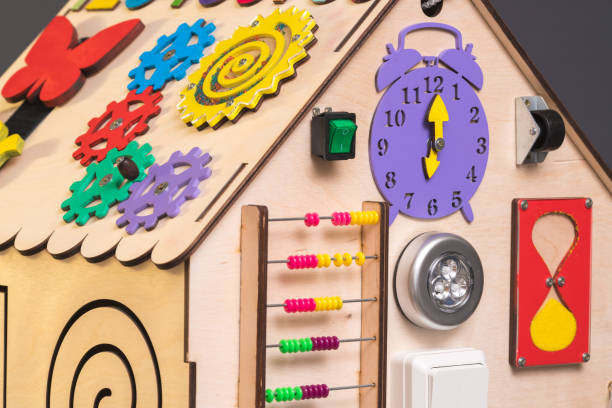 la maison en bois avec des jouets pour enfants - block toy wood box photos et images de collection