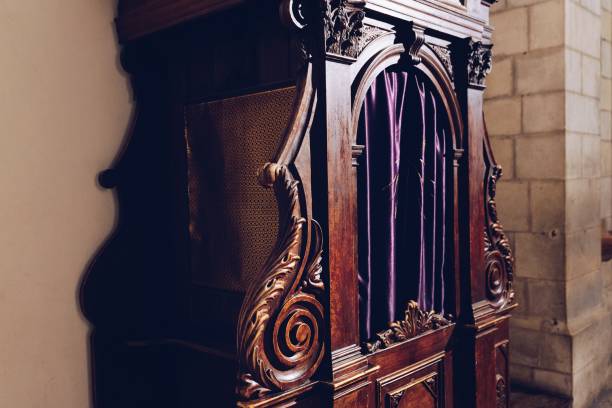 antigo confessionário de madeira marrom - penance - fotografias e filmes do acervo