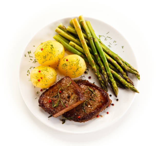 стейк на гриле с отварным картофелем и спаржей - cutlet pork steak schnitzel стоковые фото и изображения