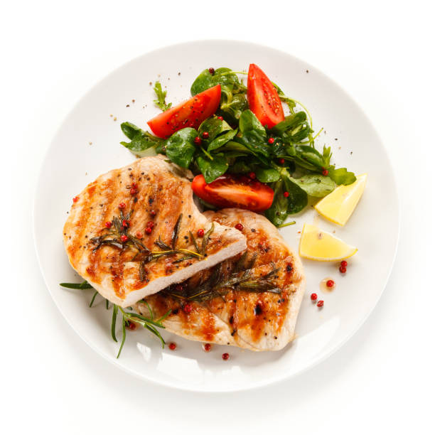 bistecche e verdure grigliate su sfondo bianco - schnitzel cutlet food meal foto e immagini stock