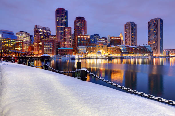 зима вдоль бостонской набережной - boston winter snow massachusetts стоковые фото и изображения