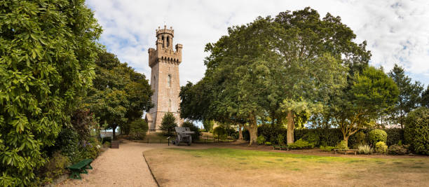 panoramiczny widok na wieżę wiktorii usy umieszczono obok arsenału miejskiego w st peter port w guernsey. - victoria tower obrazy zdjęcia i obrazy z banku zdjęć