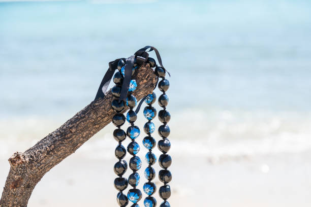 hawaiian greeting necklaces - kukui nut  leis - hawaii islands big island waikiki beach imagens e fotografias de stock