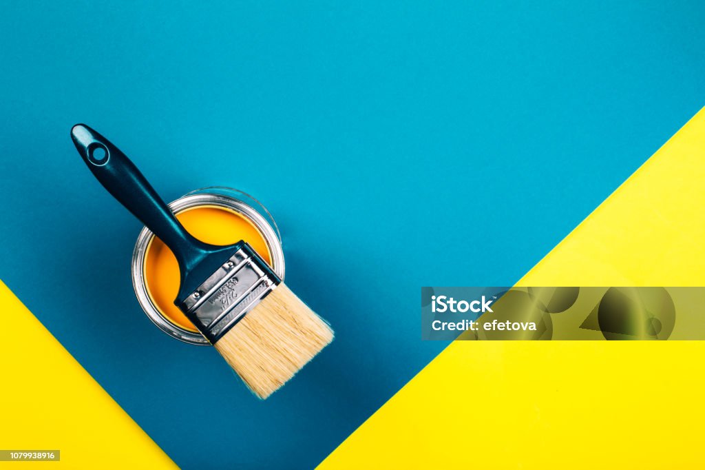 Brosse à l’ouverture bombe de peinture de couleur jaune sur fond jaune et bleu. - Photo de Peindre libre de droits