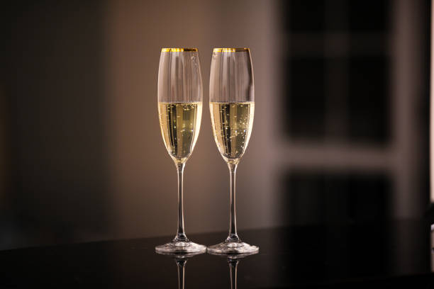 um par de copos de champanhe no interior - champagne flute - fotografias e filmes do acervo