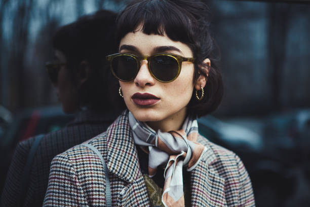 portrait d’hiver d’une jeune femme dans la ville - mode bcbg photos et images de collection