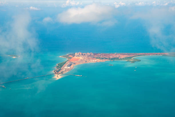 vue aérienne de la raffinerie d’alumine situé sur la péninsule de gove dans north east arnhem land dans le northern territory of australia. - arafura sea photos et images de collection