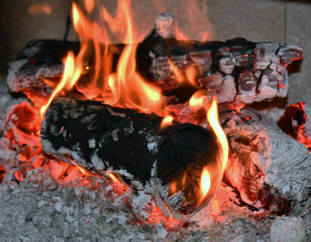 płomień ognia, spalanie drewna przy kominku. drewno opałowe w kominie ognia, zbliżenie - log fire firewood fire chimney zdjęcia i obrazy z banku zdjęć
