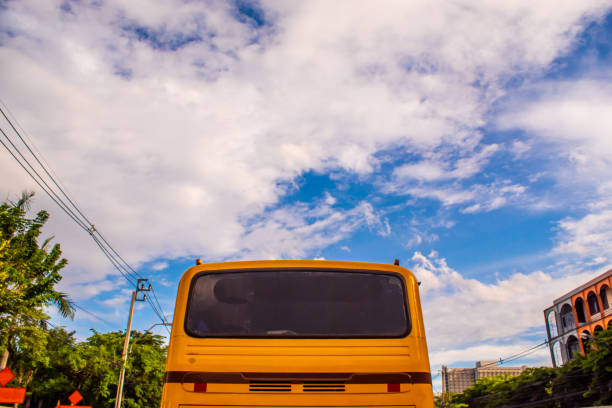 オレンジ色のバス、明るく青い空。 - front view bus photography day ストックフォトと画像