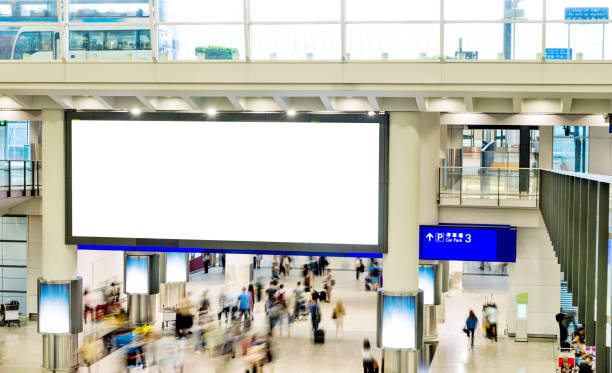 persone sfocate e cartellone vuoto in aeroporto - subway station billboard poster billboard posting foto e immagini stock