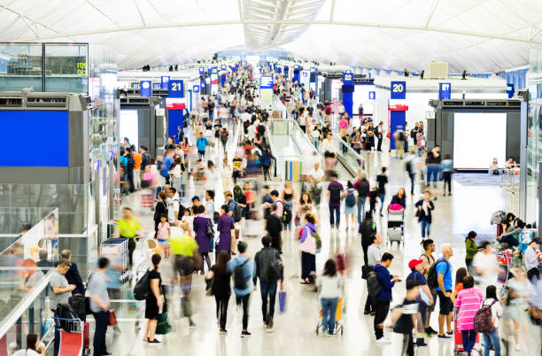 turva as pessoas andando no aeroporto - airport hong kong information sign arrival - fotografias e filmes do acervo