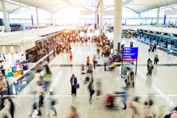 folla di persone in attesa del check-in - airport airplane travel airport lounge foto e immagini stock