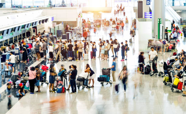 multitud de personas esperando para el check-in - atestado fotografías e imágenes de stock