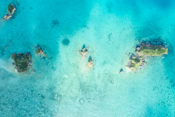 hermosos mares y aguas poco profundas. fotografía aérea de una isla pequeña. - poco profundo fotografías e imágenes de stock