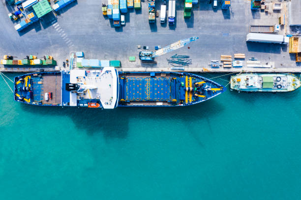 aerial shooting im bereich logistik. containerschiff zu verankern. - hafen containerterminal stock-fotos und bilder