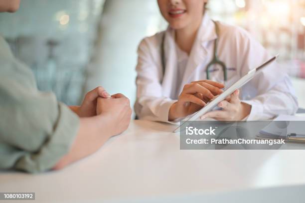 Arzt Frau Consulting Patienten Sitzen Bei Arztpraxis Prävention Von Männer Krankheiten Gesundheitswesen Medizinische Betreuung Beratung Konzept Stockfoto und mehr Bilder von Arzt