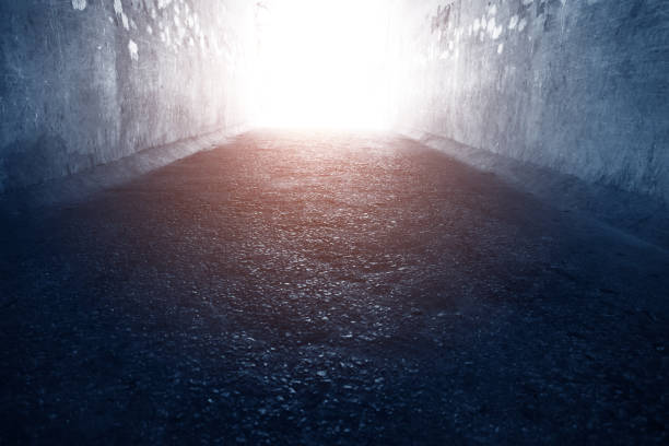 tunnel lungo scuro vuoto - muro di morte foto e immagini stock