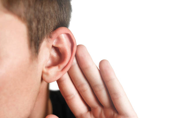 白い背景の難聴を持つ男。クローズ アップ - listening human ear communication human hand ストックフォトと画像