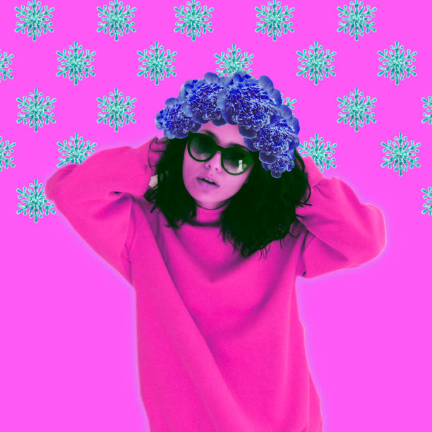 소식통 �여자와 그녀의 머리에 꽃 화 환 유행 스웨터 옷에서 - fashion fashion model 1980s style women 뉴스 사진 이미지