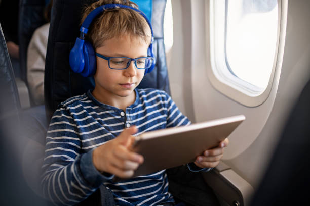 飛行機での旅行の小さな男の子 - one little boy audio ストックフォトと画像