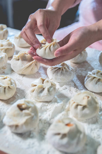 chinesische bun(biaozi) zu machen - chinese dumpling vertical dumpling asian culture stock-fotos und bilder