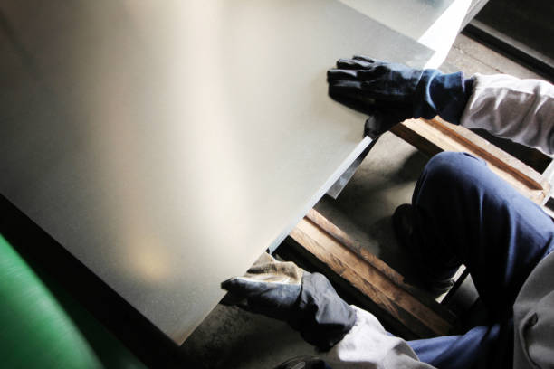 trabajador trabajo en corte de metales - fundición de acero fotografías e imágenes de stock