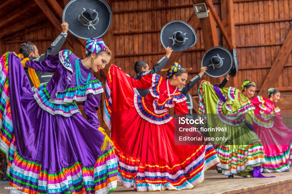 Dancers From Mexico In Traditional Costume Stock Photo - Download Image Now  - Mexico, Mexican Culture, Dancing - iStock