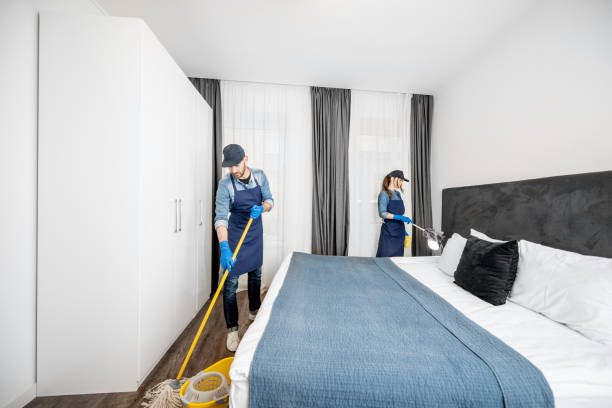 寝室やホテルの部屋でプロの掃除 - coveralls professional occupation manual worker service occupation ストックフォトと画像