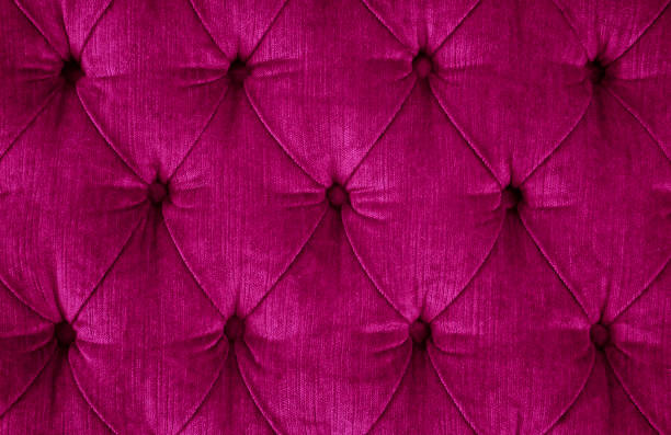 close-up de um sofá de veludo acolchoado magenta escuro com botões estofados (costura diamante) / rautenheftung - bedding cushion purple pillow - fotografias e filmes do acervo