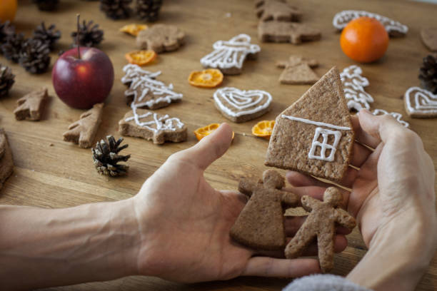 glacê de bolo de gengibre natal processo de decoração. biscoitos doces caseiros - baking cake making women - fotografias e filmes do acervo