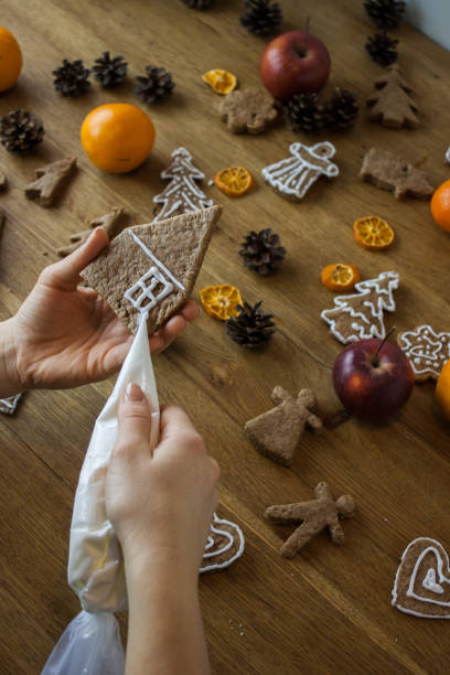 glacê de bolo de gengibre natal processo de decoração. biscoitos doces caseiros - baking cake making women - fotografias e filmes do acervo