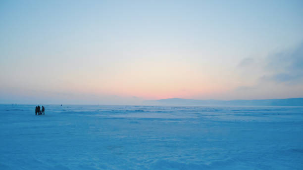 arktyczny krajobraz w delikatnych odcieniach; śnieżna ogromna równina o zachodzie słońca - lake baikal lake landscape winter zdjęcia i obrazy z banku zdjęć