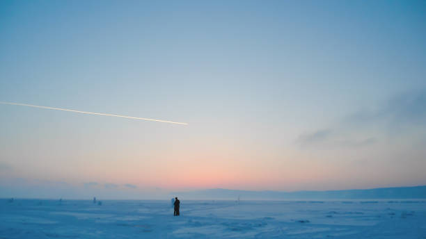 arktyczny krajobraz z zamarzniętym jeziorem o zachodzie słońca - lake baikal lake landscape winter zdjęcia i obrazy z banku zdjęć