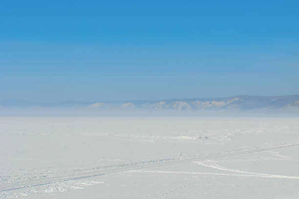 torowisko na polu śniegowym; niebieski pas gęstej mgły nad górskim jeziorem w mroźny poranek - lake baikal lake landscape winter zdjęcia i obrazy z banku zdjęć