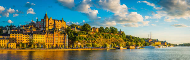 luz del atardecer stockholm oro en panorama de paseo marítimo de puerto de estocolmo suecia - riddarfjarden fotografías e imágenes de stock